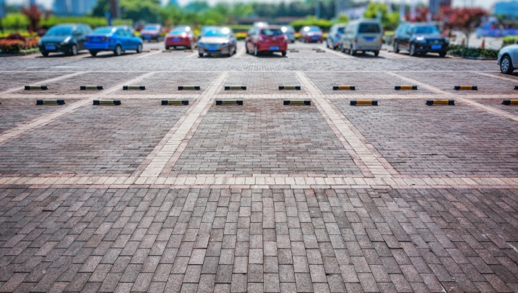BGH: Kein „recht vor links“ auf öffentlichem Parkplatz